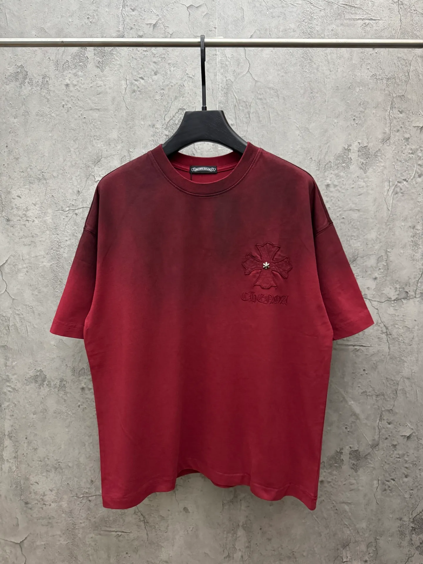 P230 top version, real shot without P, ​​different from market currency) 𝗖𝗵𝗿𝗼𝗺𝗲 𝗛𝗲𝗮𝗿𝘁𝘀/Croxin 2026 spring new original single counter American washed patch embroidered couple short sleeves 👑The highest version! Customized fabric 320 grams, washed and fried, spray horse slip craft, best-selling model at the counter, very comfortable to wear. Accessories: original molded and authenticated collar label ➕ 100% silk wash label. Genuine purchase-grade original hangtag➕matching hanging rope➕3D hanging beads➕original packaging bag. Craftsmanship: The original version has consistent wiring! The highest version of the armhole matching technique! Color: Burgundy Black Size: S M L XL Style No.: 6607
